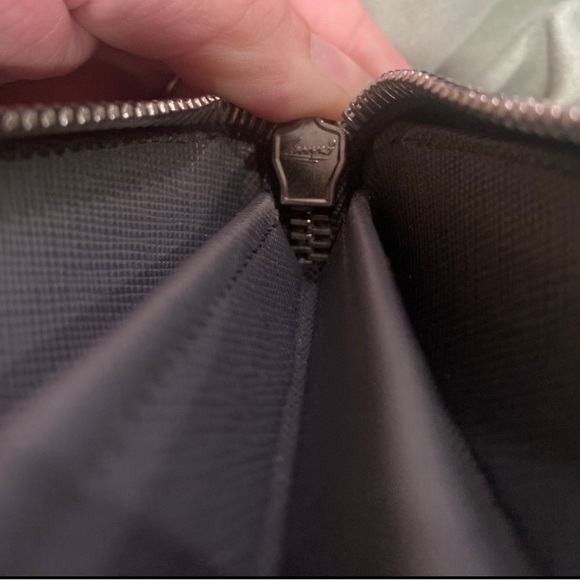 Women’s‎ authentic Prada black smooth leather zip around wallet - Picture 4 of 10